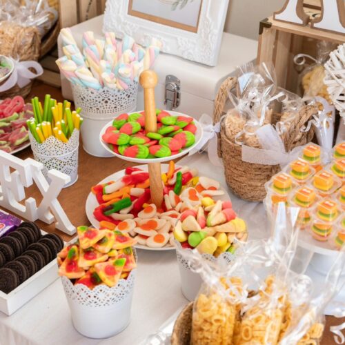 Detalle de una mesa dulce para fiestas infantiles.