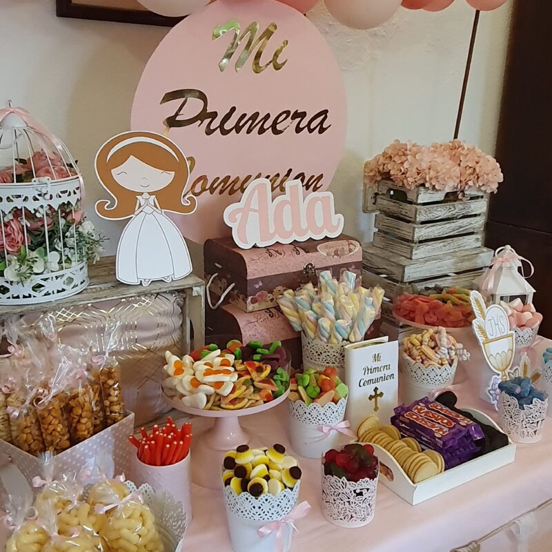 Candy bar para primeras comuniones con globos y chuches