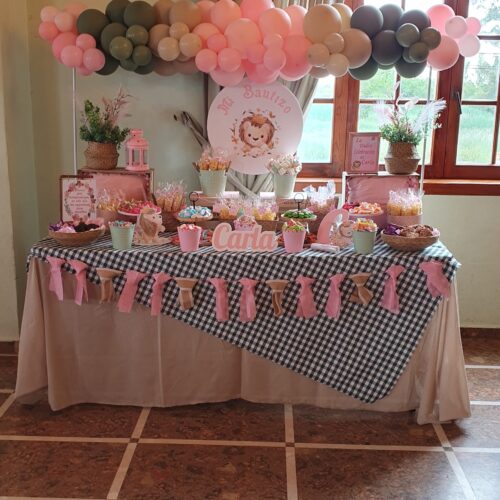 detalle de mesas dulce para bautizos en tonos pastel