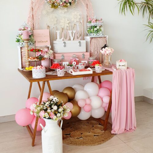 Decoración para bodas con globos blancos, rosas y dorados.