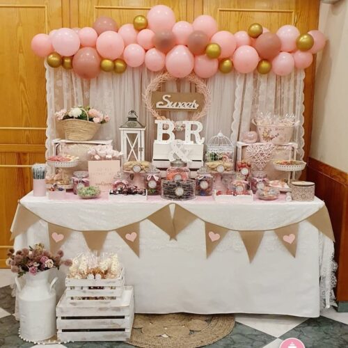 Decoración de mesas dulces para fiestas en tonos rosas