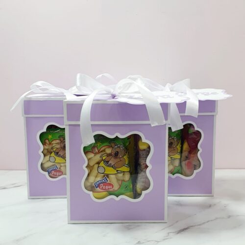 3 cajas dulces moradas con lazos blancos